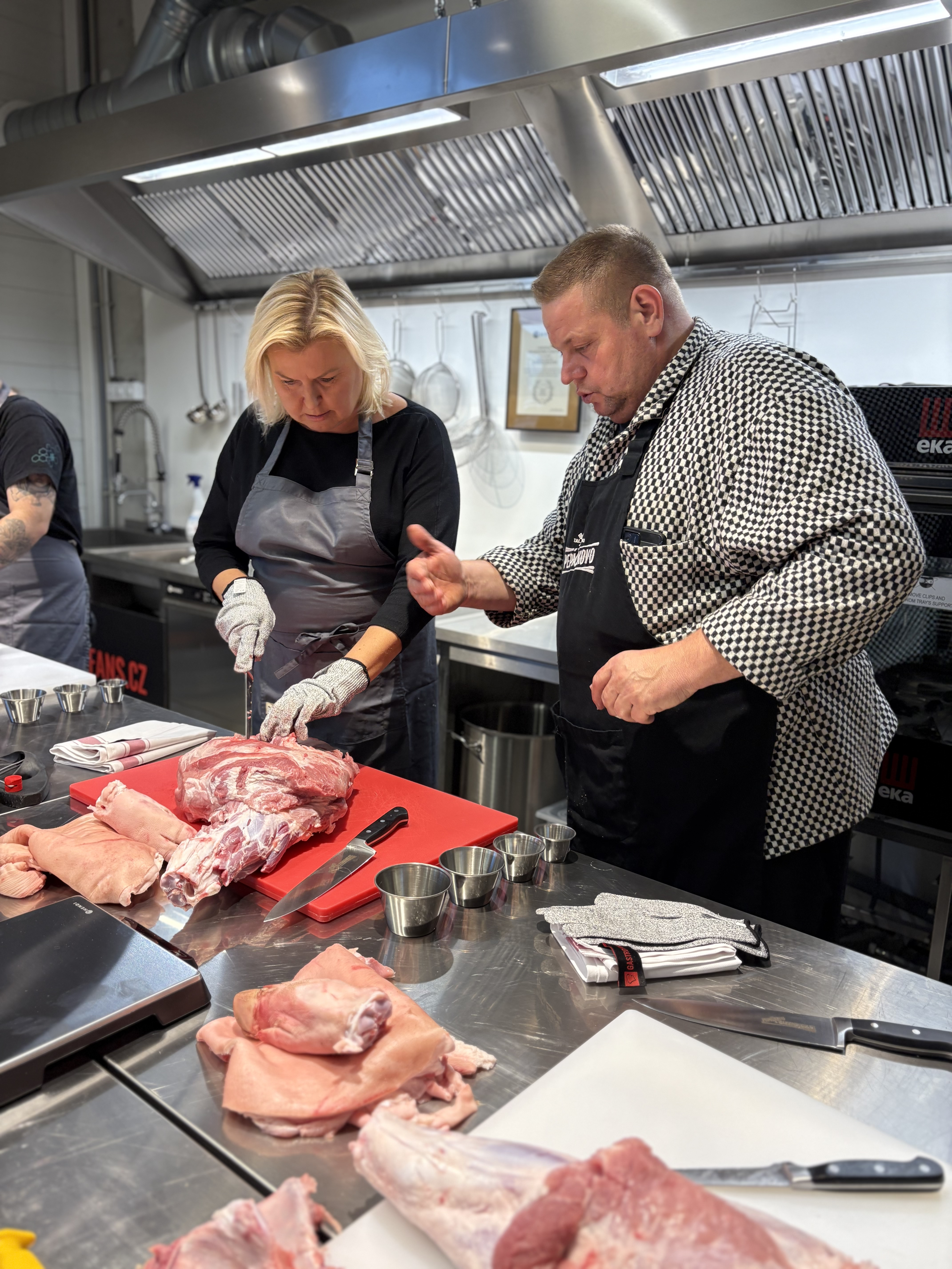 Účastníci u pracovního stolu